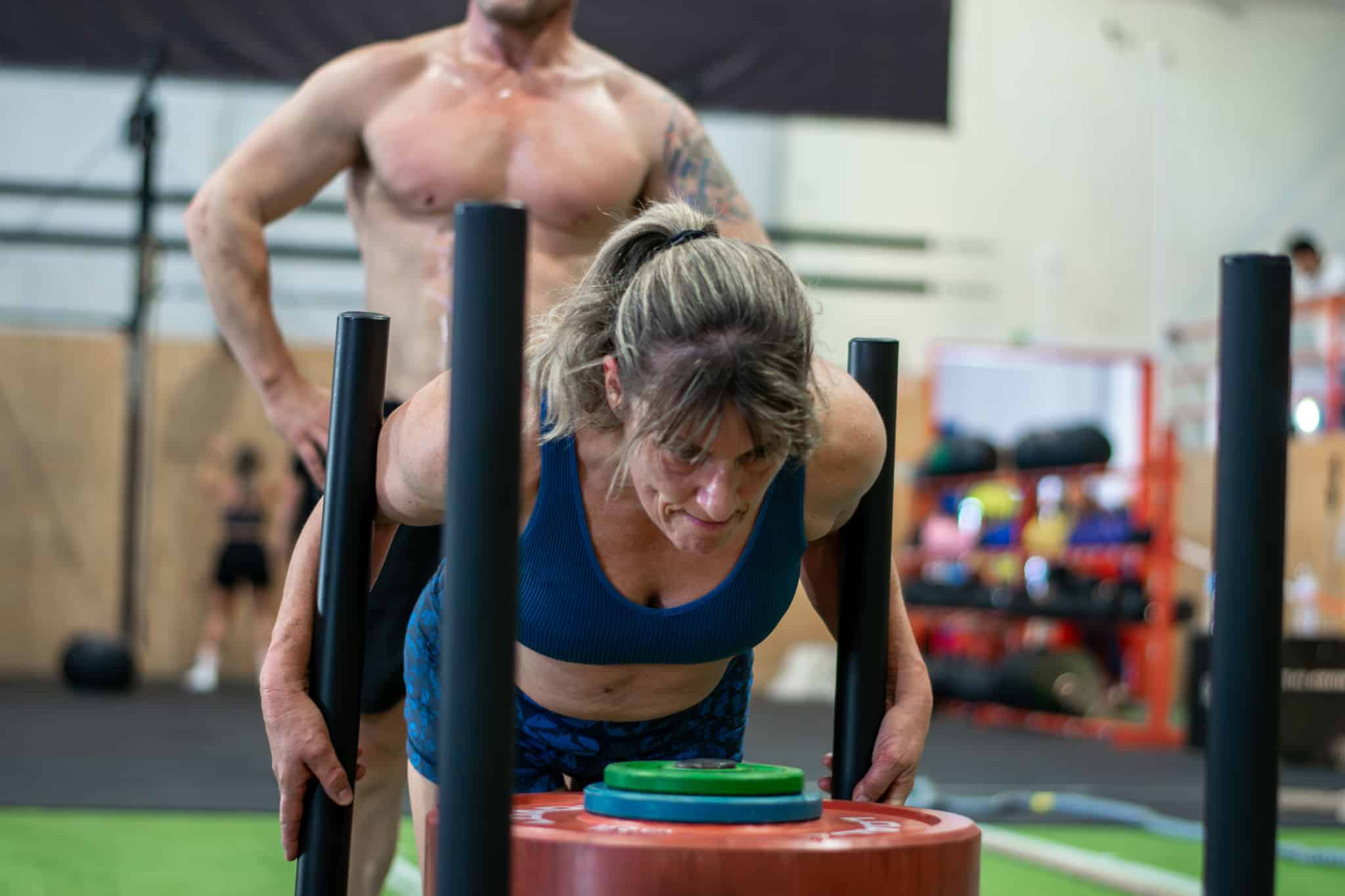 Atletas em treino no Revolution Fitness
