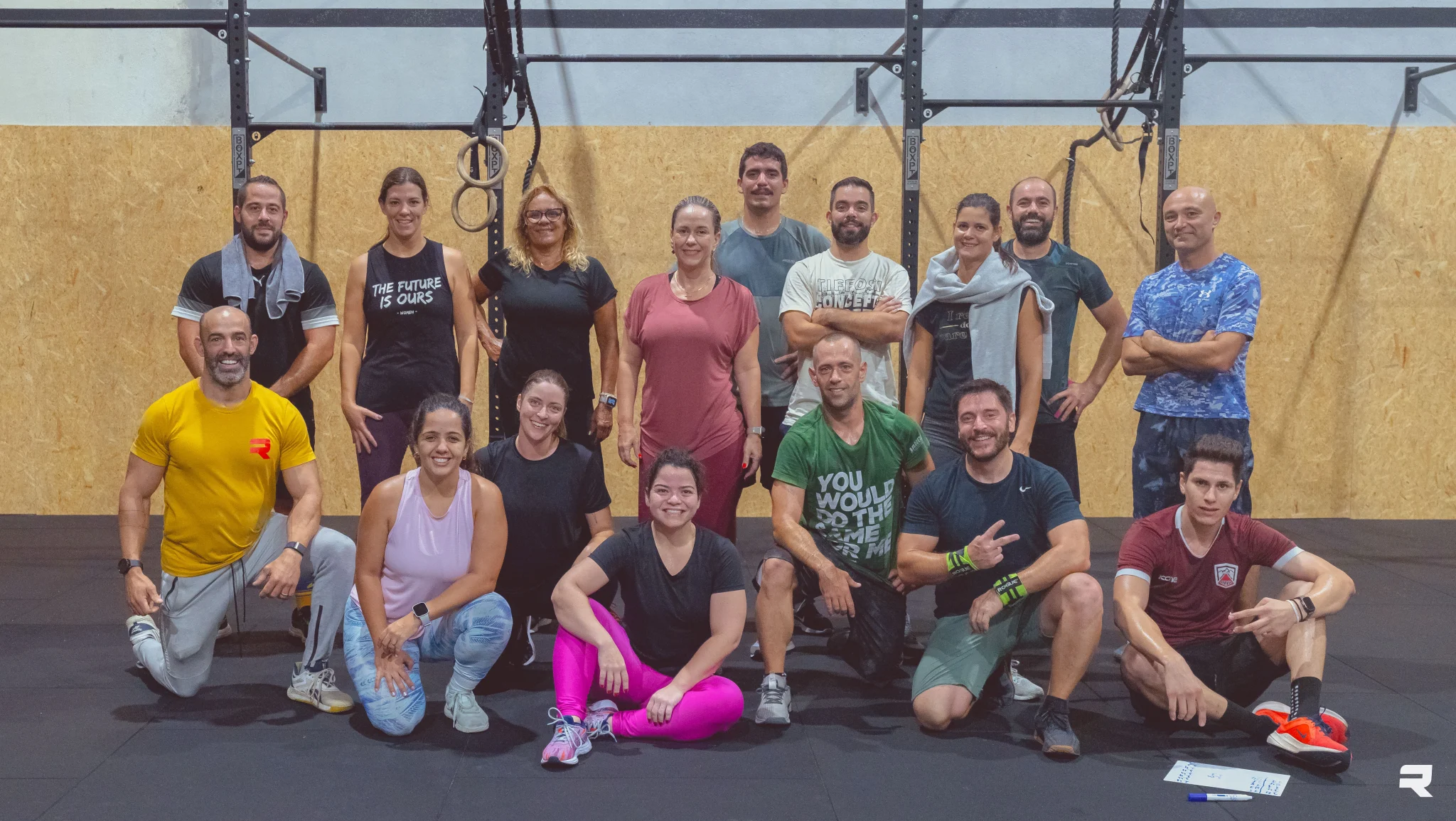Grupo de atletas com coach em aula de CrossFit Figueira da Foz na Revolution Fitness