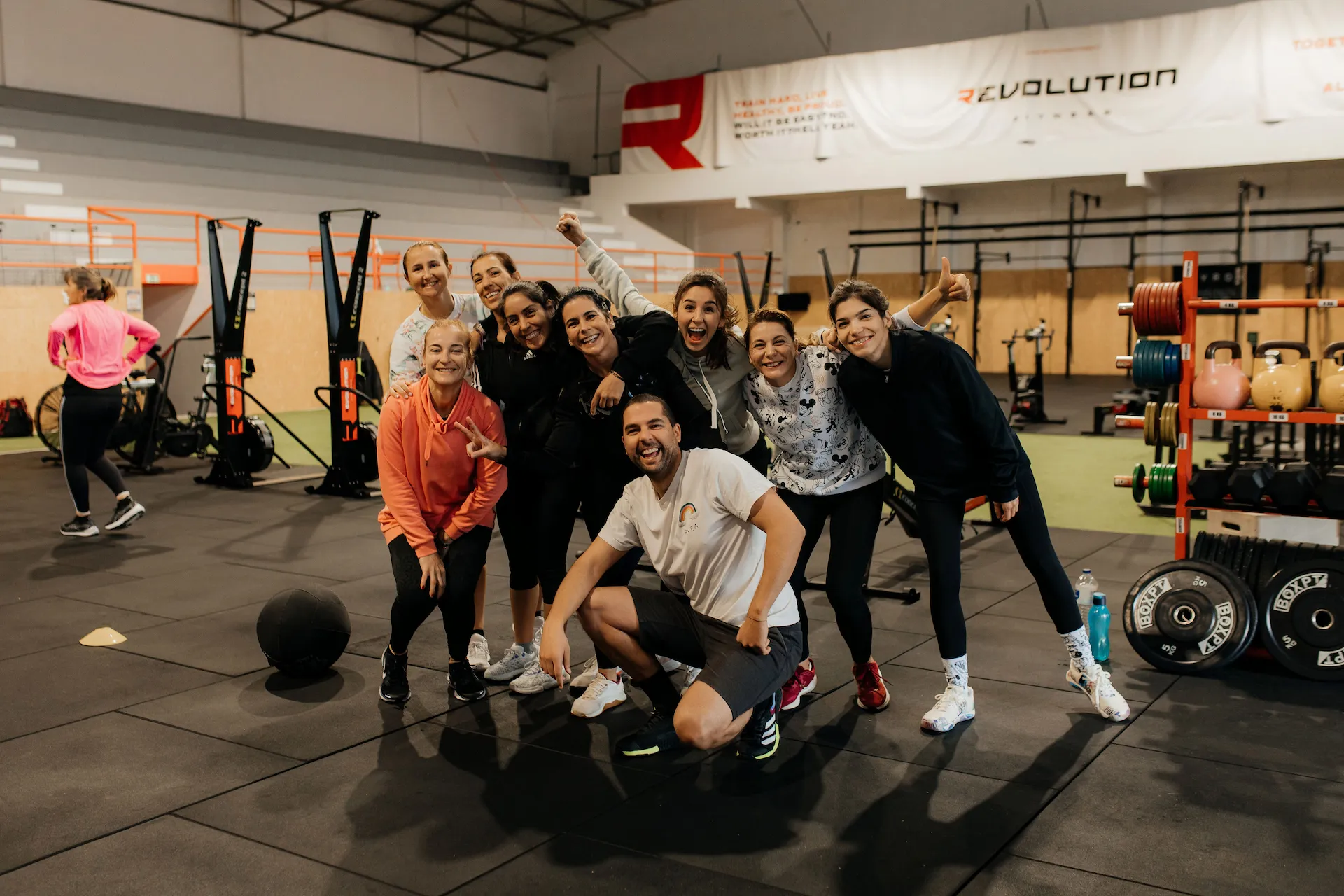 Grupo de atletas do ginásio Revolution Fitness após treino HYROX