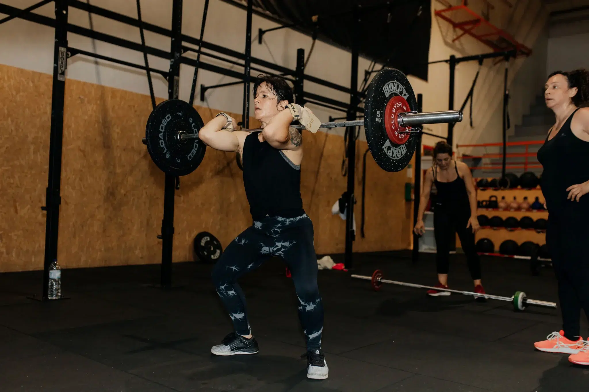 Atleta feminina a executar clean em treino de halterofilismo no Revolution Fitness
