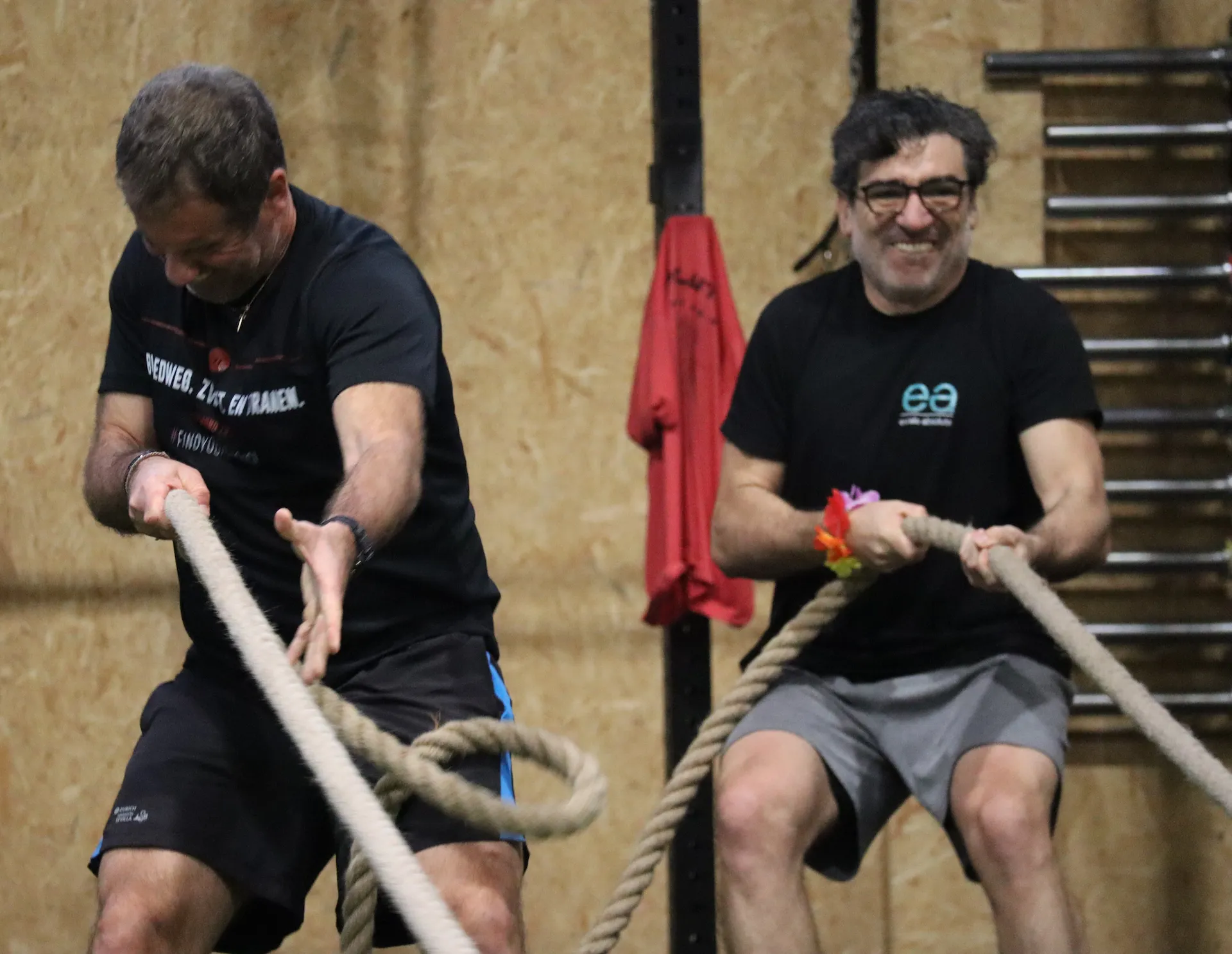 Dois atletas a fazer Sled Pull em dupla durante evento HYROX no Revolution Fitness