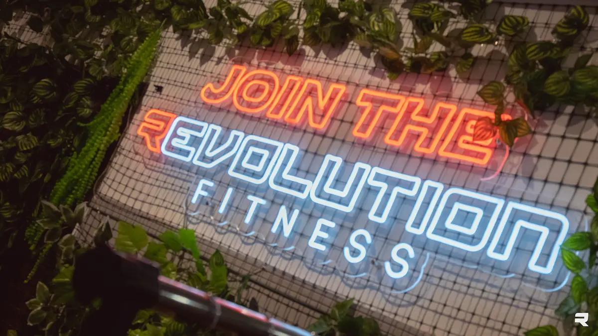 Placa neon Join the Revolution Fitness no ginásio Revolution Fitness
