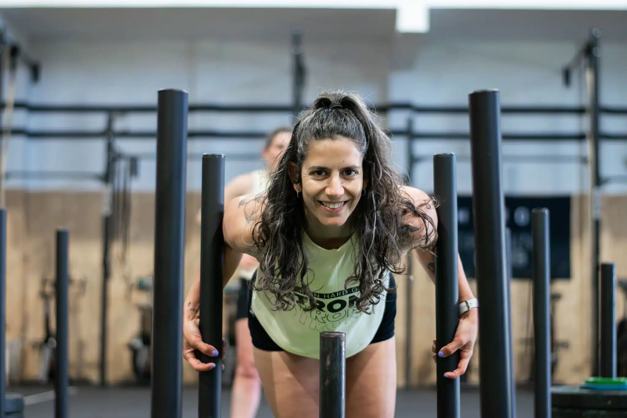 Atleta a fazer Sled Push no treino HYROX do Revolution Fitness — Figueira da Foz