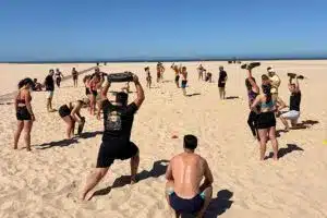 Treino funcional na praia da Figueira da Foz com membros do Revolution Fitness
